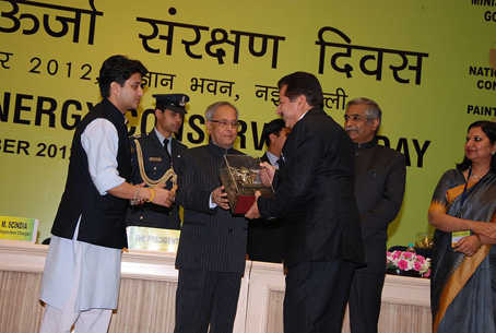 A.K. Chopra, General Manager, Alwar, receives the award from Pranab Mukherjee, President of India, and Jyotiraditya M Scindia, Minister of State – Power, Government of India