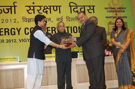 Alok Gupta, Plant Director, Pantnagar, receives the award from Pranab Mukherjee, President of India, and Jyotiraditya M Scindia, Minister of State – Power, Government of India
